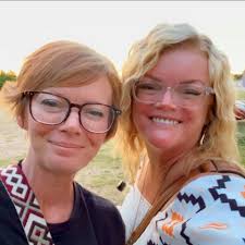 Do chickens need to be trained to use roosting bars at night?