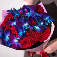 Космические орхидеи с красными розами. Букет 141 ALMOND ROSES, Цветы и  подарки Москва, Московская область, Россия, купить по цене 7876 RUB,  Авторские букеты в ALMOND с доставкой | Flowwow