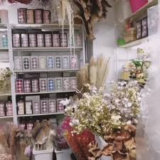 We do ship flowers from monday to thursday. As Wholesale Distributor We Lee Flora Preserved Flower