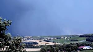 Microbursts and macrobursts are downbursts at very small and larger scales respectively. Gewittersturm Downburst Framersheim Rheinhessen 7 Juli 2015 Picart Studio Thewikihow