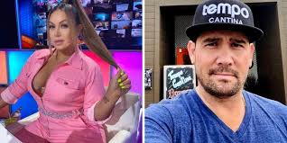 Such was the case when rosie rivera, who recently appeared in a bikini, pulled out her nails for her niece chiquis, because in an interview that her mother rosa did with her on her youtube channel, jenni rivera's sister narrated how she defended chiquis when they spoke. Chiquis Rivera Es Captada Besando Al Empresario Jorge Cueva