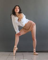 This pic of Grace Fulton is the reason I recently developed a liking for  legs 😍 | SalonPorn