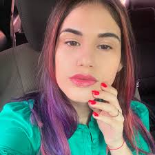 Hola ila pequeña 🥹🙋‍♀️ , te cuento por fin pudimos hacernos todos los  colores que queríamos en el pelo 😍💕✨y si mamá se enojó 🫢🙃un ratito pero  te sigue amando con todos