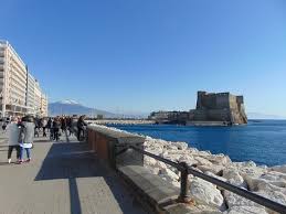Aprire alle auto il lungomare liberato non è un tabù. Lungomare Napoli 20enne Cade Dagli Scogli Per Recuperare Il Cellulare