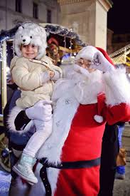 Iata, vine mosul printre fulgi de nea ii danseaza rosul fes de catifea. Vine Mosul Cu Alai Posts Facebook