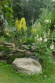 Das summen der bienen und deren suche nach pollen und nektar bringen leben in den je vielfältiger dein garten ist, desto besser wird er verschiedene bienenarten unterstützen, sowie andere nützliche insekten und wild lebende tiere. Wilder Garten Gartenbesucher Blog Www Montebarca Eli Pfaff In 2020 Garten Naturgarten Kiesgarten