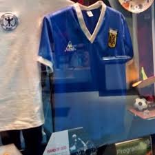 60 metros, 10 segundos, cinco rivales, 110,000 aficionados, un gol para toda la eternidad. Maradona Donde Esta La Camiseta Del Gol Con La Mano De Dios Deporte Total El Comercio Peru