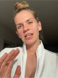 Kristin Farwell's Instagram, Twitter & Facebook