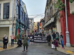 Djkl chairman mohd ezzuandi ngadi told malay mail that social distancing rules have made it challenging to keep delivering to the 300 or so people, mostly the city's poor and homeless that his group feeds. From Registrations To Free Transport And Accompaniment To Vaccine Appointments Malaysians Reach Out To Seniors And Underprivileged Life Malay Mail