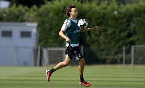 Transferts, salaire, palmares, statistiques en club et en sélection nationale. Mzix1qtdxpbomm