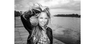 Un alt truc deloc de neglijat ar fi sa adaugi si cateva mici mese de o nuanta usor diferita ori diverse produse care dau stralucire, deoarece parul monocolor nu arata. 12 Sfaturi Pentru Poze Reusite Usor De Pus In Practica