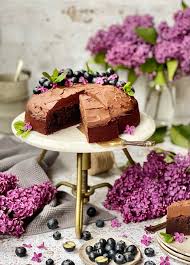 Butter, zucker, kakaopulver und wasser in einem topf bei mittlerer hitze kurz aufkochen lassen, dabei ständig rühren. Veganer Schoko Heidelbeer Kuchen Von Januar Bis Dezember