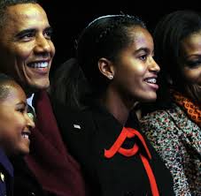 Malia obama and her millionaire boyfriend rory farquharson enjoyed a quick cigarette in between classes at harvard just weeks after the pair returned back from a fun christmas in the u.k. Usa Wie Im Zoo Das Leben Der Sasha Und Malia Obama Welt