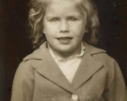 Foto d'epoca 1914 La bambina Mary Dries tiene la bandiera americana RPPC 17  Y