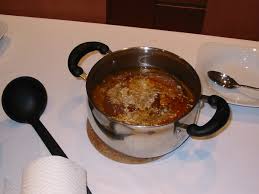 Cocina el aderezo de la sopa, a base de cebolla y ají en una olla. Sopa De Ajo Wikipedia La Enciclopedia Libre