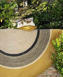 Elitis supplies their wallpapers on very large rolls.nearly twice the size of an average roll.this makes sense of their high price per roll! Outdoor Teppich Disco Raum Concept Store