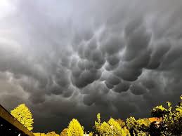 Mammatus (also called mamma or mammatocumulus, meaning mammary cloud) is a cellular pattern of pouches hanging underneath the base of a cloud, typically a cumulonimbus raincloud, although they may be attached to other classes of parent clouds. Team Aot On Twitter Prachtige Foto Van Mammatus Wolken Kort Geleden Boven Assen Drenthe Wauw Foto Van Joshua Van Den Hoonaard Onweer Assen Https T Co Suhnvlz7bu