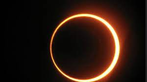 Văzut de pe pământ, discul lunii e de obicei mai mare decât cel al soarelui și, dacă se interpune între privitor și soare, îi blochează lumina. Bmsbdj3h7zc86m