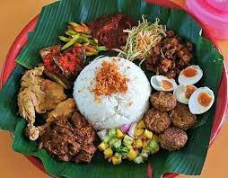 Nasi ini disajikan di nampan besar yang penuh lauk pauk sedap. Malaysian Food Nasi Ambeng