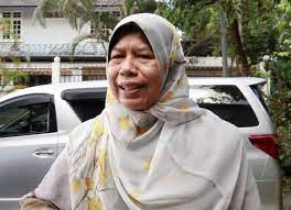 Menteri wilayah persekutuan, tan sri annuar musa berkata, langkah itu bagi memastikan orang ramai dapat berjimat selain menggunakan wang untuk membeli keperluan keluarga. Politicians Gather At Muhyiddin S Home Zuraida Gives Thumbs Up The Star