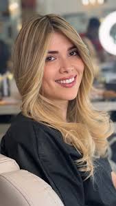 👩🏽💖 Hoy transformamos más que un color, potenciamos tu esencia. 🌟 En  Yeison Manrique Peluquería, celebramos a la mujer segura, fuerte y única. ✨  #ElGuruDelColor 💫 #YeisonManriqueHairAndMakeUp #diciembre #trending  #MerryChristmas #hair #color #