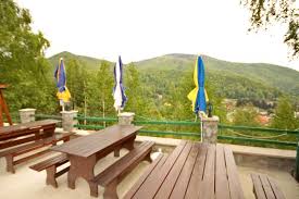 Zona superba, linistita, numai ca in octombrie racoare. Pensiunea Cara Poiana Marului Cazare Poiana Marului