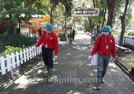 Jumlah pengunjung kebun binatang gembira loka berangsur melonjak selama libur lebaran. Kebun Binatang Surabaya Tutup Sementara Hingga 29 Maret Beritajatim Com