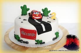 Heute Habe Ich Wieder Eine Anleitung Fur Euch Auto Torte Cars Lightning Mc Queen Die Basis D Auto Torte Auto Torte Anleitung Torte Kindergeburtstag Junge