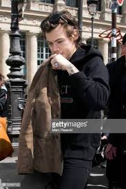 Harry Styles Sighting In Paris April 26 2017 In 2020 Harry Styles Funny Harry Styles Smile Harry Styles