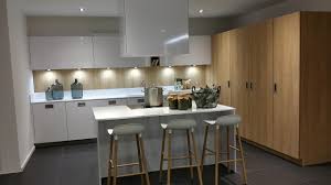 D'un côté nous avons la zone de cuisson (four et plaques à induction) et de l'autre un grand espace. Cuisine Blanche Et Bois Avec Ilot Et Mur D Armoires