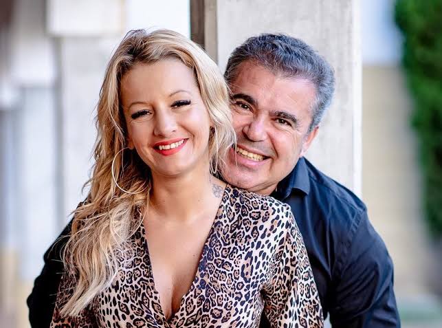 Cantor Toy envolve-se em problemas com Maya, a Diretora de Entretenimento