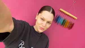 27 марта 1988 года, редбридж, лондон), известная как дже́сси джей (jessie j) — британская певица и автор песен. Fan Begeisterung Jessie J Zeigt Sich Komplett Ungeschminkt Promiflash De