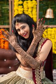Happiness Is Looking At The Dark Stained Henna On The Hands Of The Gorgeous Bride Indian Wedding Photography Poses Wedding Photoshoot Poses Marriage Photoshoot