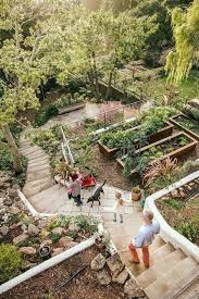 Backyard Ber Cksichtigen Den Eines Erstaunliche Geneigten Hinterhofs Ideen Planen In 2020 Sloped Backyard Landscaping Sloped Backyard Sloped Garden