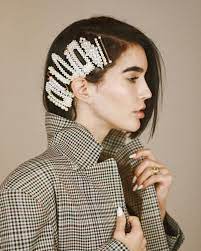 This 90s Hair Accessory Is Spring 2019 S Biggest Trend 90s Hairstyles Hair Clips 90s Hair Clips