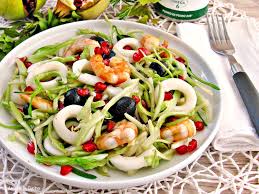 Questa ricetta è stata pensata per la collaborazione con il consorzio di tutela abm. Insalata Di Puntarelle Seppie Gamberi Olive E Melagrana