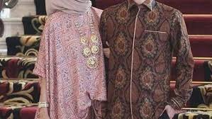 Gaya yang satu ini juga bisa menjadi inspirasi model baju couple keluarga nih! Tak Perlu Pusing Pilih Baju Kondangan Cek Inspirasi Baju Couple Ini Yuk