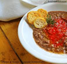 Salsiccia di norcia, pomodoro, sedano, carota e cipolla, olio evo, vino bianco, sale, aglio, timo e alloro. Zuppa Di Roveja Il Legume Dimenticato