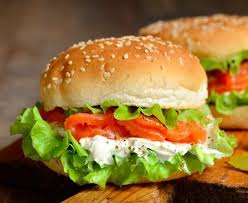 Burger Au Saumon Fume Creme De Ciboulette Recette Saumon Fume Recettes De Cuisine Recette Burger