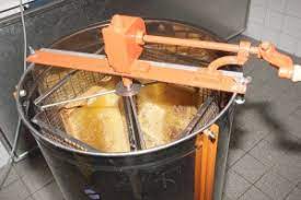 Schauen sie honigmayr bei der honigherstellung über die schultern. Schleudern