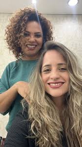 Digam “olá” pro cabelinho mais charmoso da cidade!💇‍♀️ Corte assinado pela  @deborasousacortes.✨ Gostaram do resultado? Me contem nos comentários! 💛  🔸 Débora Cortes