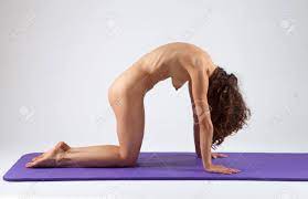 Nackte Frau Macht Yoga-übungen Lizenzfreie Fotos, Bilder Und Stock  Fotografie. Image 48615019.