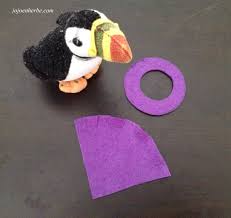 Activité manuelle d'automne un idée de diy a faire avec les enfant pour réaliser un hibou avec une pomme de pin. Un Hibou Sorcier En Pomme De Pin Jojo En Herbe