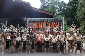 Saya lenna demay ak joseph mechin mengaku membenarkan kaum than m emilih tebing s ungai untuk m edirikan rumah panjang. Pakaian Tradisional Dayak Iban Sarawak Kalimantan Review