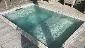 Die geschnittenen fliesen für das dekor werden für eine problemlose verlegung numeriert und geeignet verpackt. Piastrella Fliesen Pools Designerpools