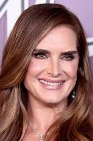 Leigh Elliott's Instagram, Twitter & Facebook