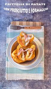 Mettete le frittelle in una padella scaldata, mettete il ripieno su ciascuna frittella e ricopritelo con dell'altro composto di patate. Frittelle Di Patate Con Prosciutto E Formaggio Ricette Fuori Fuoco