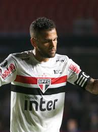O maior problema do d.alves é ser um falso lider, porque como jogador é inegável o talento que ele têm. Spfc Daniel Alves Pode Ficar Pela Primeira Vez Em 12 Anos Sem Titulo