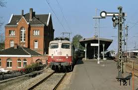 112 493 Mit Einem Eilzug Von Kiel Nach Frankfurt Im Bahnhof Detmold 09 04 1981 Foto Peter Schiffer Br112 Eisenbahn Bundesbahn Deutsche Bundesbahn