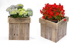 Blumenkubel Aus Palettenholz Diy Paletten Weiterverwerten Weiteres Unter Www Recyclingkunst Wordpress Com Blumenkubel Palettenkunst Palettenholz
